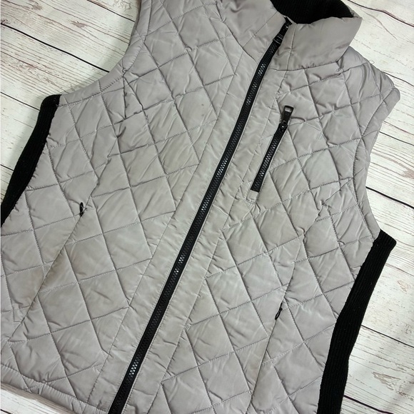 Andrew Marc Jackets & Blazers - Women’s Large Sleeveless Andrew Marc Gray Quilted Vest Black Ribbed Stretch Trim